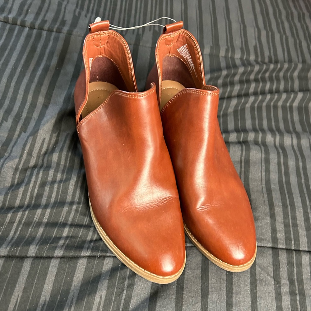 Universal Thread Men's Brown Leather Slip-On Boots
